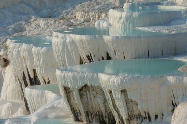 Meraviglie di Pamukkale: Scoperta e Conservazione delle Piscine Naturali Turche