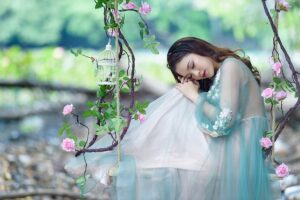 Nuovo romanticismo: tinte calde, ricami e oro per uno stile femminile e potente