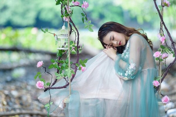 Nuovo romanticismo: tinte calde, ricami e oro per uno stile femminile e potente