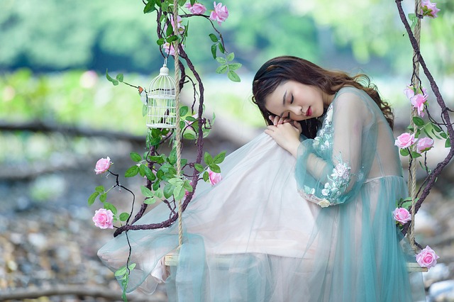 Nuovo romanticismo: tinte calde, ricami e oro per uno stile femminile e potente