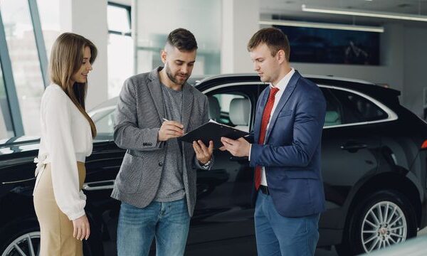 Neopatentati e prima auto: perché il noleggio conviene alle famiglie