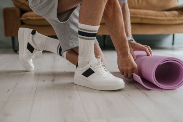 La ginnastica dolce da fare a casa: mantenere la mobilità senza rischi